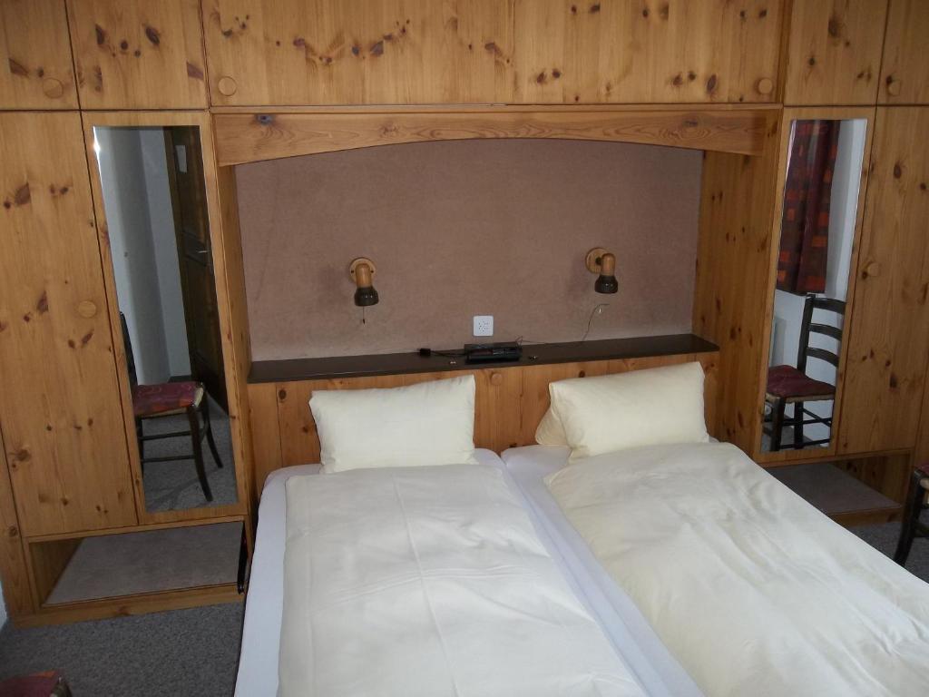 Hotel Old-Jnn Saas im Prattigau Bilik gambar