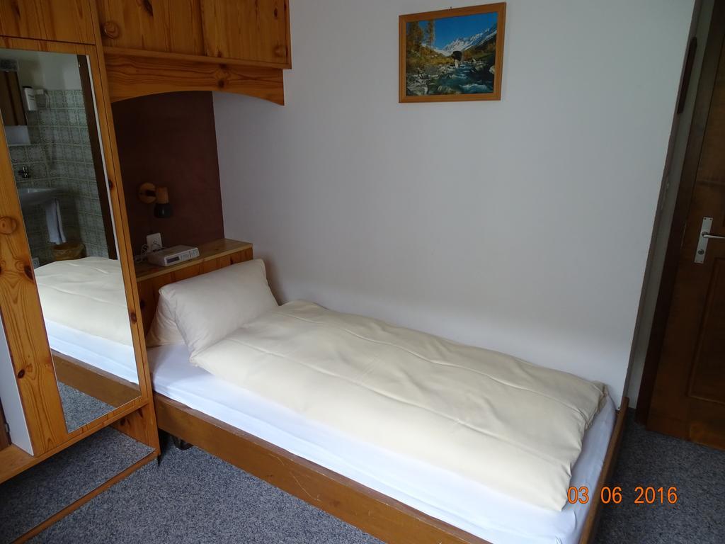 Hotel Old-Jnn Saas im Prattigau Bilik gambar