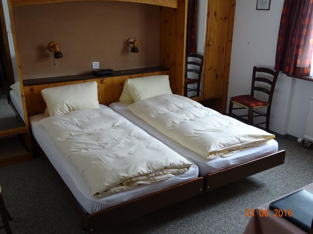 Hotel Old-Jnn Saas im Prattigau Bilik gambar